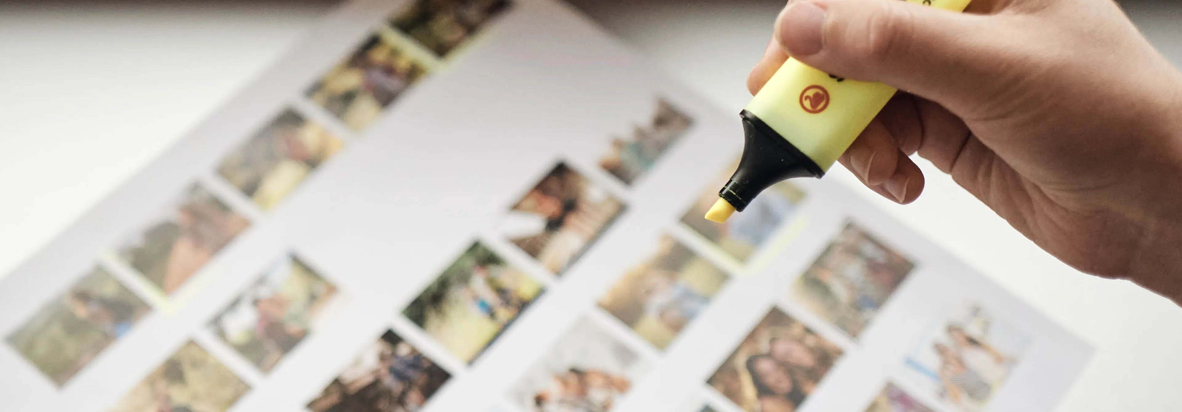 Textmarker mit bedruckten Papier im Hintergrund